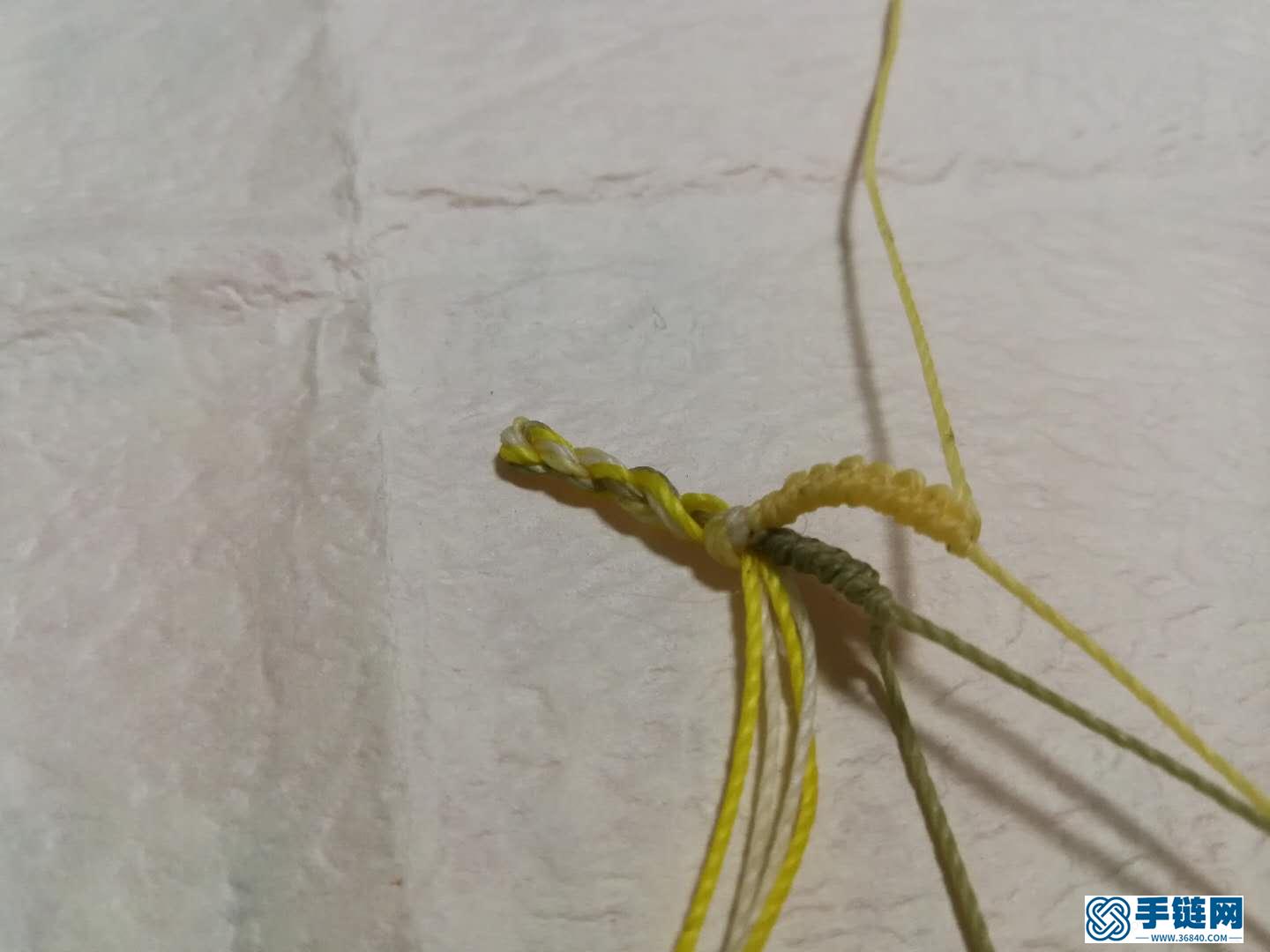 斜卷結(jié)手鏈編法教程，縷空蠟線手繩做法步驟