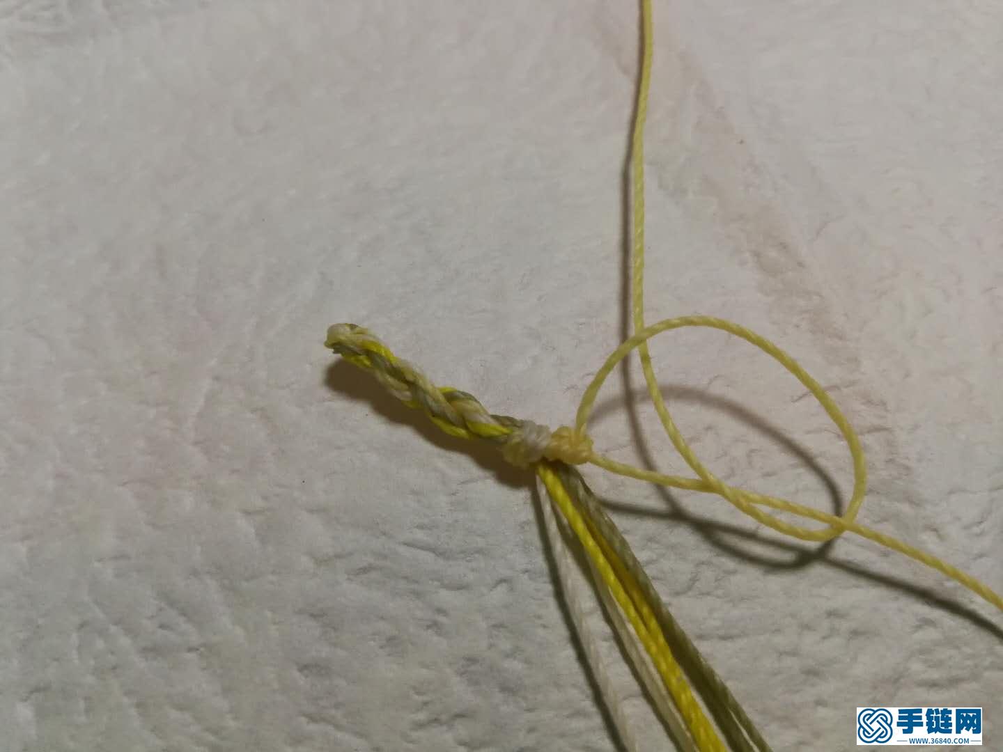 斜卷結(jié)手鏈編法教程，縷空蠟線手繩做法步驟