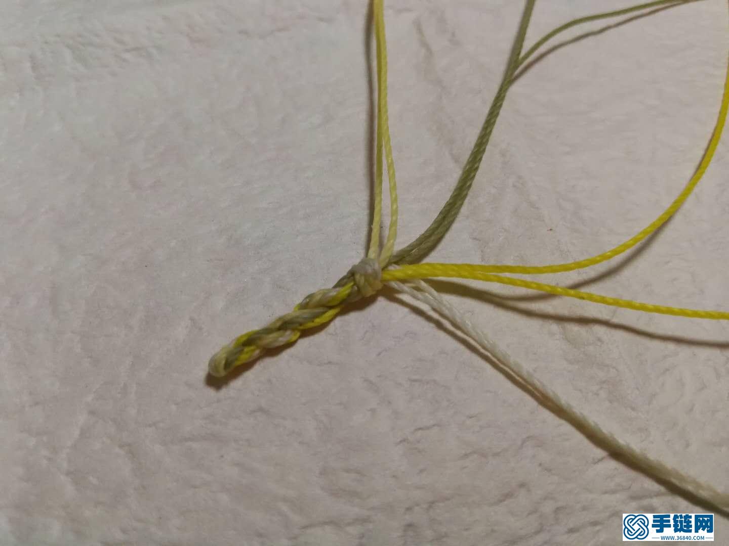 斜卷結(jié)手鏈編法教程，縷空蠟線手繩做法步驟