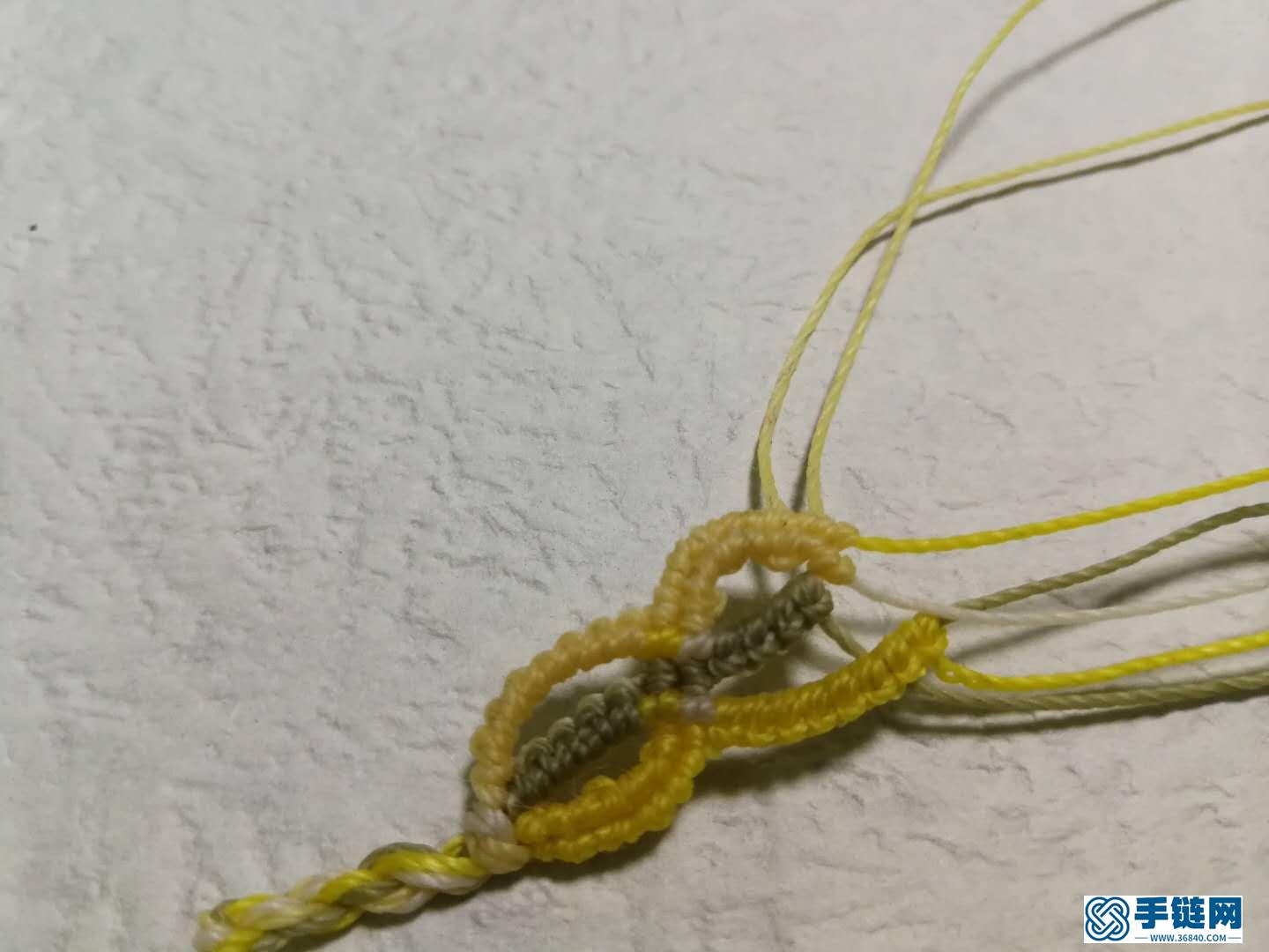 斜卷結(jié)手鏈編法教程，縷空蠟線手繩做法步驟