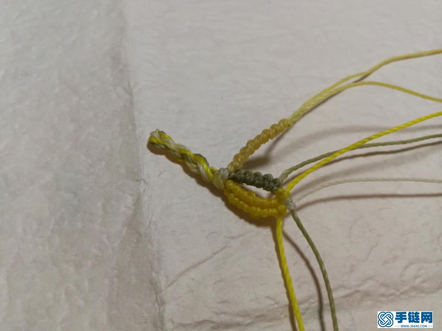 斜卷結(jié)手鏈編法教程，縷空蠟線手繩做法步驟