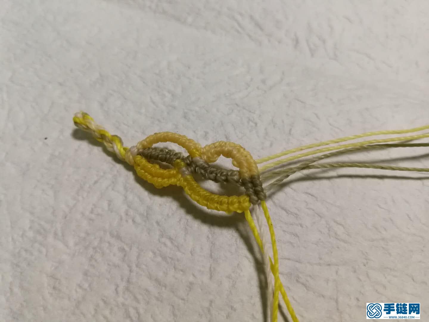 斜卷結(jié)手鏈編法教程，縷空蠟線手繩做法步驟